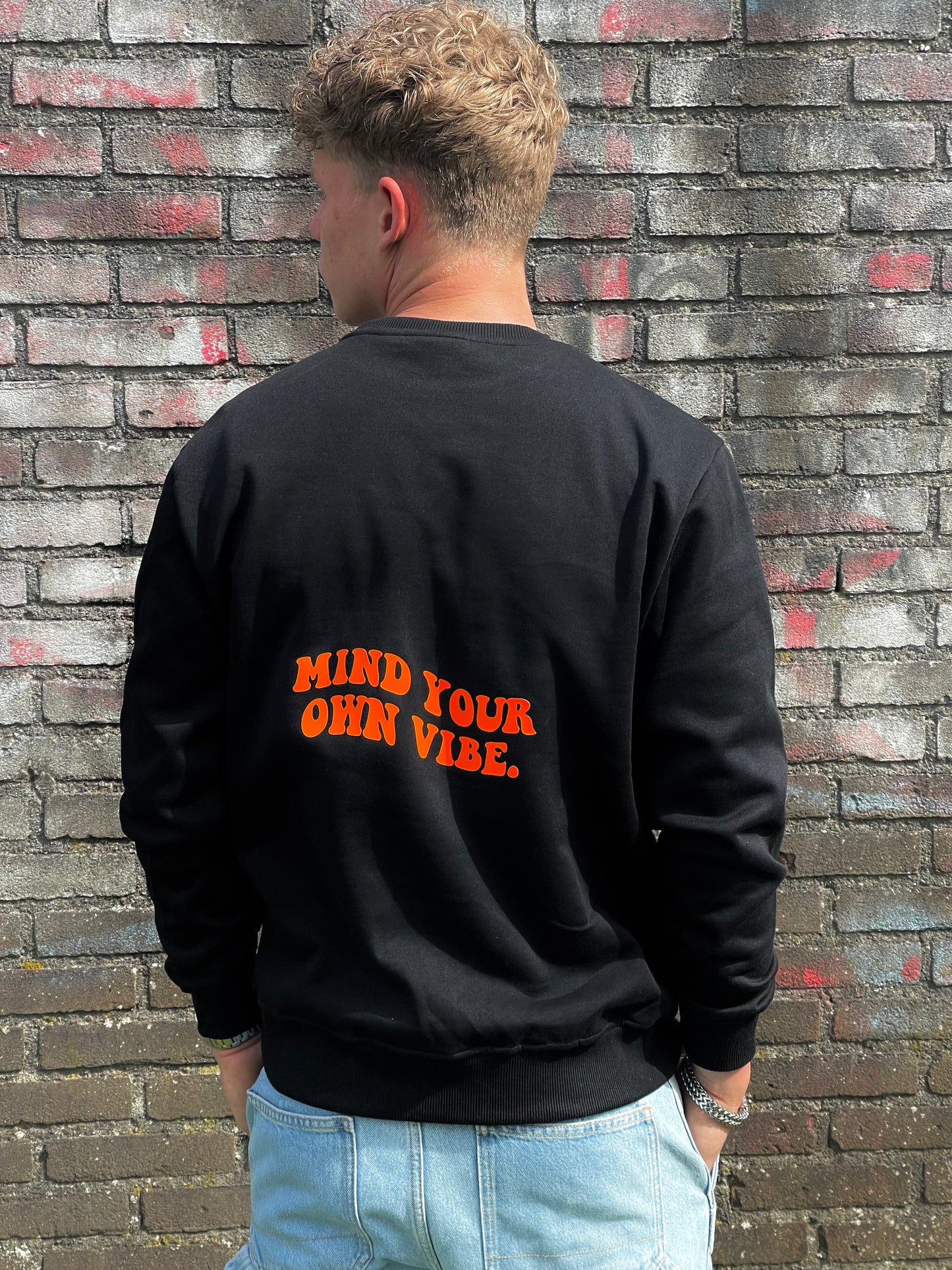 MIND YOUR OWN VIBE. 2TAILOR SWEATER (L)